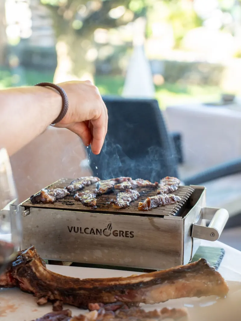 Carne a la piedra servida en mesa