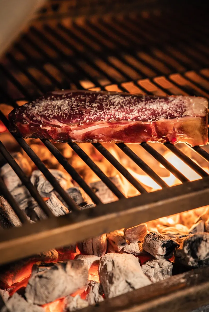 Chuletón madurado sobre las brasas del horno Josper en Es Molí